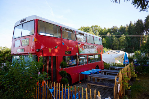 Autobus rosso a due piani trasformato in glamping a Camping Au Clos de La Chaume, Grand Est, Francia.