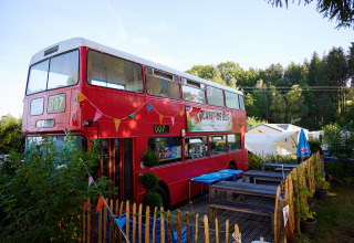 Autobus rosso a due piani trasformato in glamping a Camping Au Clos de La Chaume, Grand Est, Francia.