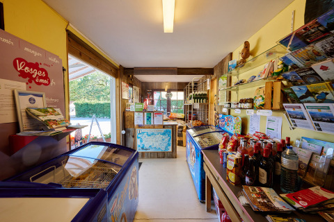 Laden im Camping Au Clos de La Chaume, Grand Est, Frankreich, mit Snacks, Getränken und Broschüren.