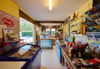 Laden im Camping Au Clos de La Chaume, Grand Est, Frankreich, mit Snacks, Getränken und Broschüren.