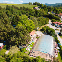 Luchtfoto van Camping Au Clos de La Chaume met overdekt zwembad, bomen en gebouwen in Grand Est, Frankrijk.
