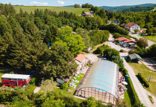Luchtfoto van Camping Au Clos de La Chaume met overdekt zwembad, bomen en gebouwen in Grand Est, Frankrijk.