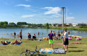 Feriepark i Gelderland, Holland med familier, der nyder en solrig dag ved søen på Camping Betuwe.