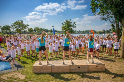 Kinder und Erwachsene nehmen an Outdoor-Aktivitäten im Camping Betuwestrand, Gelderland, Niederlande teil.