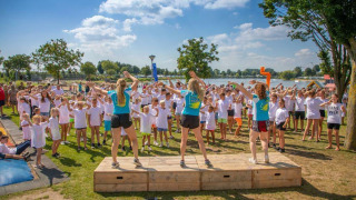 Niños y adultos participan en actividades al aire libre en Camping Betuwestrand, Gelderland, Países Bajos.