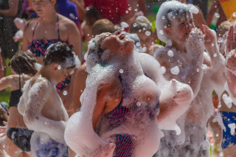 Niños se divierten en una fiesta de espuma al aire libre en Camping Betuwestrand, Gelderland, Países Bajos.