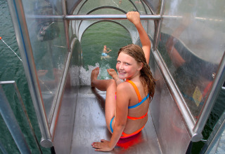 Fille en maillot de bain prête à descendre un toboggan aquatique à Camping Betuwestrand, Gelderland, Pays-Bas.