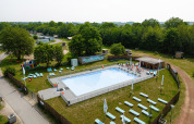 Feriepark Camping Borken am See i Tyskland, viser poolområde, liggestole og grønne omgivelser.