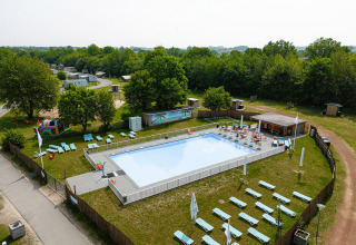 Feriepark Camping Borken am See i Tyskland, viser poolområde, liggestole og grønne omgivelser.
