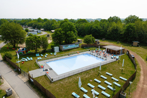 Camping Borken am See en Renania del Norte-Westfalia, Alemania, con piscina y tumbonas verdes.