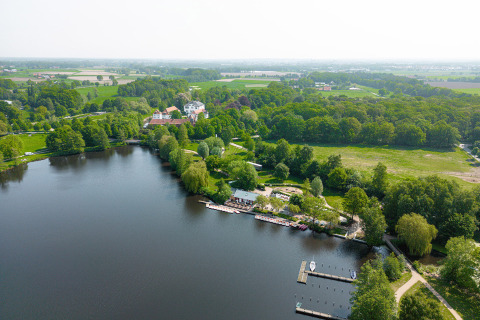 Vista aérea de Camping Borken am See en Renania del Norte-Westfalia, Alemania, junto a un lago y bosque.