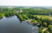 Luftfoto af Camping Borken am See i Nordrhein-Westfalen, Tyskland, omgivet af sø og grønt landskab.