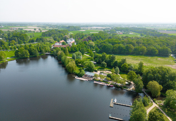 Luftfoto af Camping Borken am See i Nordrhein-Westfalen, Tyskland, omgivet af sø og grønt landskab.