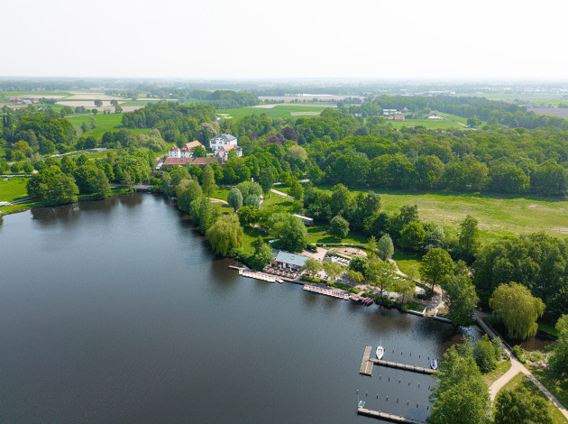 Luchtfoto van Camping Borken am See in Noordrijn-Westfalen, Duitsland, aan het meer en omgeven door bos.