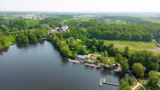 Luchtfoto van Camping Borken am See in Noordrijn-Westfalen, Duitsland, aan het meer en omgeven door bos.