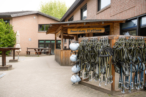 Klimuitrusting en helmen aan het inschrijfpunt van Camping Borken am See in Noordrijn-Westfalen, Duitsland.