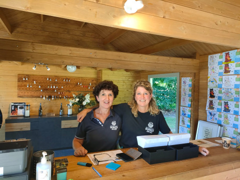 Dos mujeres están en la recepción de Camping Borken am See, un parque vacacional en Renania del Norte-Westfalia.