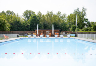 Piscine extérieure du Camping Borken am See en Rhénanie-du-Nord-Westphalie, Allemagne, entourée d’arbres.