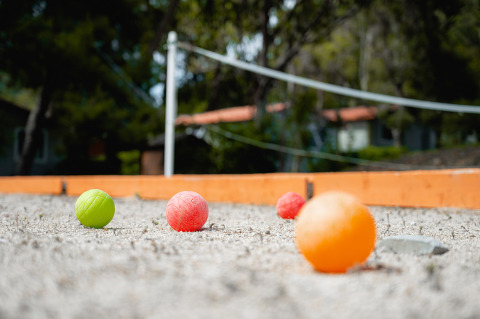 Coloridas bolas de petanca en una cancha de arena en Camping Casa dei Prati, un parque vacacional en Toscana, Italia.