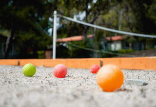 Coloridas bolas de petanca en una cancha de arena en Camping Casa dei Prati, un parque vacacional en Toscana, Italia.