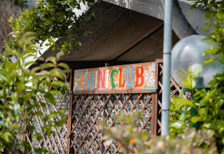 Ingang tot de MINI CLUB bij Camping Casa dei Prati, een familiepark omgeven door groen in Toscane, Italië.