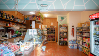 Una acogedora tienda con productos locales, bebidas y cafetería en Camping Casa dei Prati, Toscana.