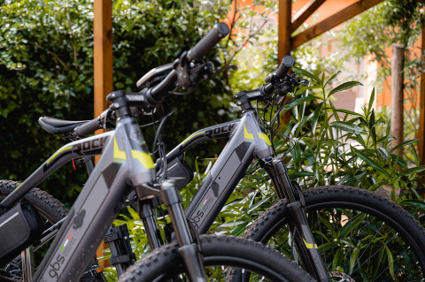 Bicicletas eléctricas disponibles para huéspedes en Camping Casa dei Prati, parque vacacional en la Toscana.