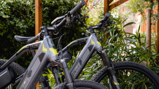 Bicicletas eléctricas disponibles para huéspedes en Camping Casa dei Prati, parque vacacional en la Toscana.