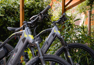 Vélos électriques disponibles à Camping Casa dei Prati, un parc de vacances en Toscane, en Italie.