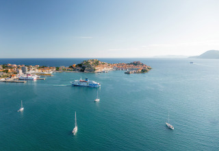 Veduta aerea di Camping Casa dei Prati, barche a vela e paesaggio marino nell'Isola d'Elba, Toscana.