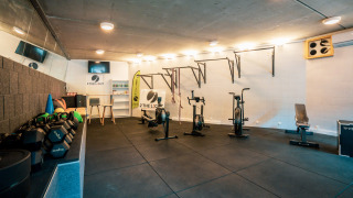 Fitnessstudio mit Trainingsgeräten im Camping Castel L'Orangerie de Lanniron in der Bretagne, Frankreich.