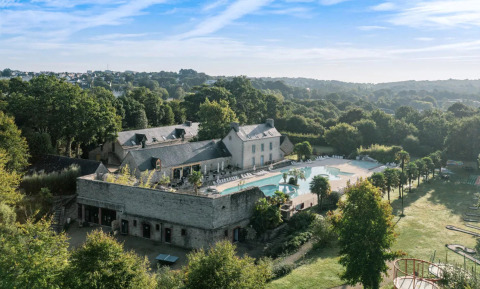 Vista aérea de Camping Castel L'Orangerie de Lanniron en Bretaña, Francia, con piscina y entorno verde.