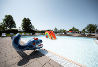 Børnevenlig swimmingpool med vandslanger og regnbue-rutschebane på Camping de Molenhoek i Zeeland, Holland.