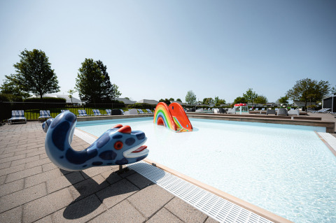 Piscina infantil con figura de serpiente de agua y tobogán de arcoíris en Camping de Molenhoek, Zelanda, Países Bajos.