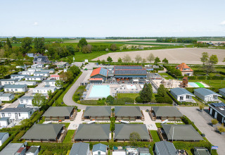 Vista aerea di Camping de Molenhoek in Zelanda, Paesi Bassi, con piscina, alloggi e campi coltivati.