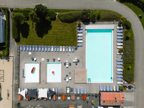 Vista aerea della zona piscina con lettini al Camping de Molenhoek, villaggio turistico in Zelanda, Paesi Bassi.