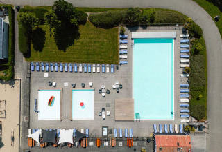 Vista aerea della zona piscina con lettini al Camping de Molenhoek, villaggio turistico in Zelanda, Paesi Bassi.