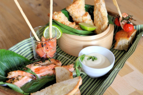 En lækker tapas-anretning med fisk, brød, sauce og grøntsager serveret hos Camping de Molenhoek i Zeeland.