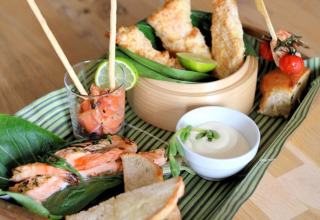 Assortiment de tapas de poisson, pain et légumes servi au Camping de Molenhoek à Zeeland, Pays-Bas.