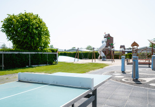 Udendørs legeplads og bordtennisbord på Camping de Molenhoek feriepark i solrige Zeeland, Holland.