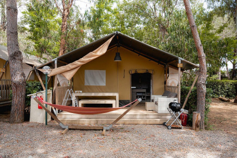 Tienda safari Villatent Nomad en Camping Casa dei Prati, Italia, con hamaca y terraza al aire libre.