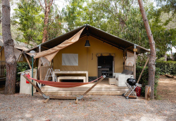 Safari-Zelt Villatent Nomad auf Camping Casa dei Prati in Italien mit Hängematte und Terrasse.