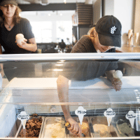 To kvinder serverer is i en butik tæt på Neerkant, Nord-Brabant, Nederlandene, med flere smagsvarianter.