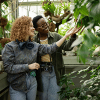 Dos amigos observan plantas tropicales en un invernadero cerca de Sommelsdijk, Zuid-Holland, Países Bajos.