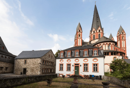 Iglesia histórica y edificios tradicionales alemanes cerca de Hofgeismar, Hesse, bajo un cielo despejado.