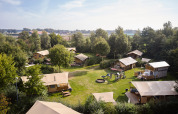 Luftfoto af glampingtelte og faciliteter på Camping de Papillon feriepark i Overijssel, Holland.