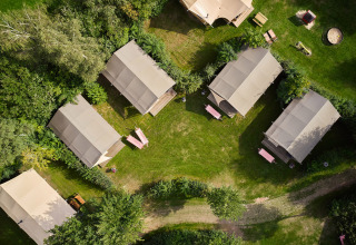 Luchtbeeld van chalets en tenten in het groen bij Camping de Papillon, vakantiedomein in Overijssel, Nederland.