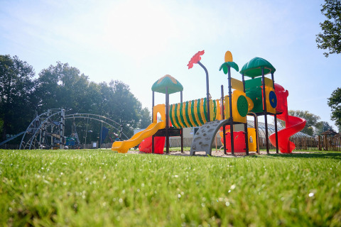Parque infantil colorido con toboganes y equipo de escalada en Camping de Papillon, Overijssel, Países Bajos.