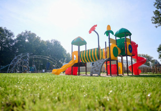 Legeplads med farverige rutsjebaner og klatreudstyr på Camping de Papillon i Overijssel, Holland.