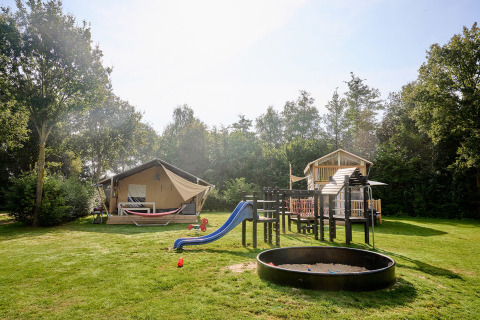 Parque infantil y tiendas glamping en Camping de Papillon, parque vacacional en Overijssel, Países Bajos.